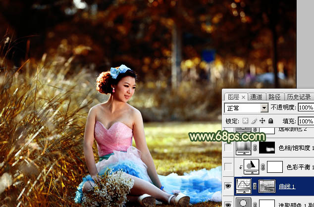 Photoshop调出暗调秋季高对比暖色草地上的美女图片