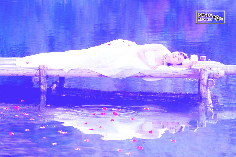 PhotoShop将睡在木桥上的美女图片调制出梦幻紫色