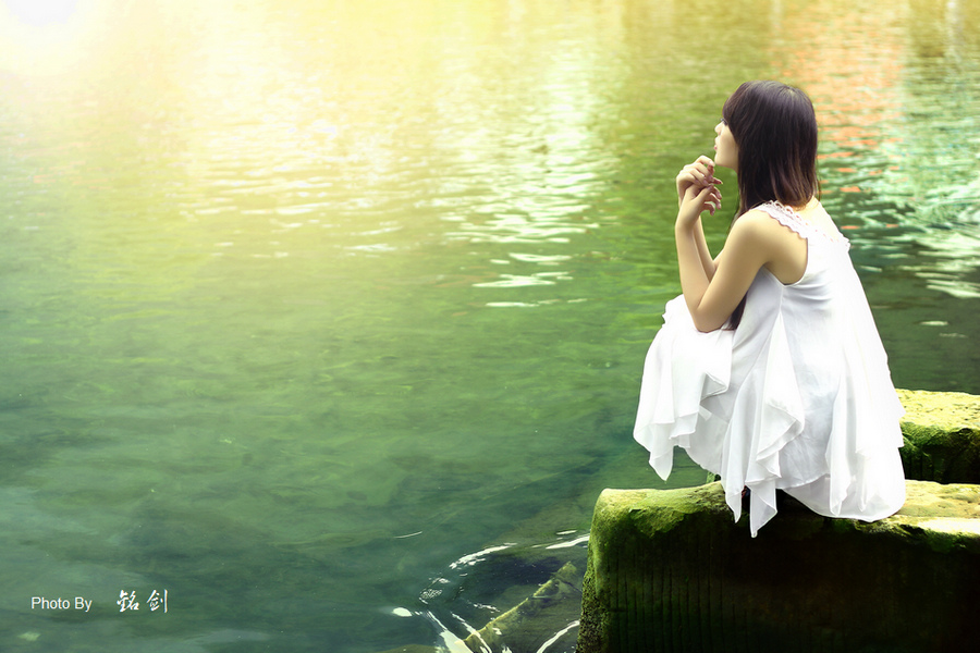 photoshop将蹲在河边石头上的美女图片调制出黄绿调意境效果