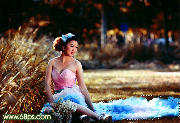 Photoshop调出暗调秋季高对比暖色草地上的美女图片
