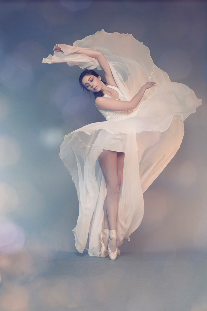 Photoshop将美女白裙制作成动感牛奶喷溅效果裙子