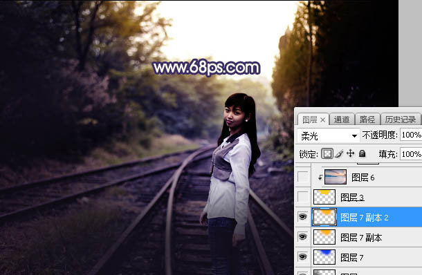 Photoshop调制出昏暗的霞光色铁路弯道上的人物图片