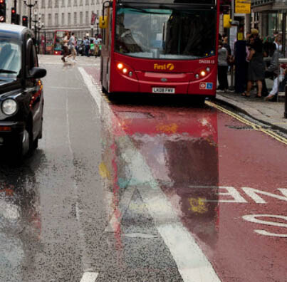 Photoshop将街道图片调出雨水湿润的路面