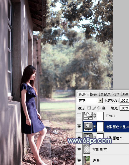 Photoshop将房檐下的美女增加古典暗蓝色效果
