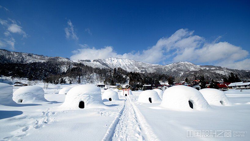 20 pop-up igloos form the restaurant kamakura village in nagano, japan