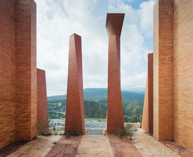 who was ricardo bofill? designboom remembers his most ico<em></em>nic works