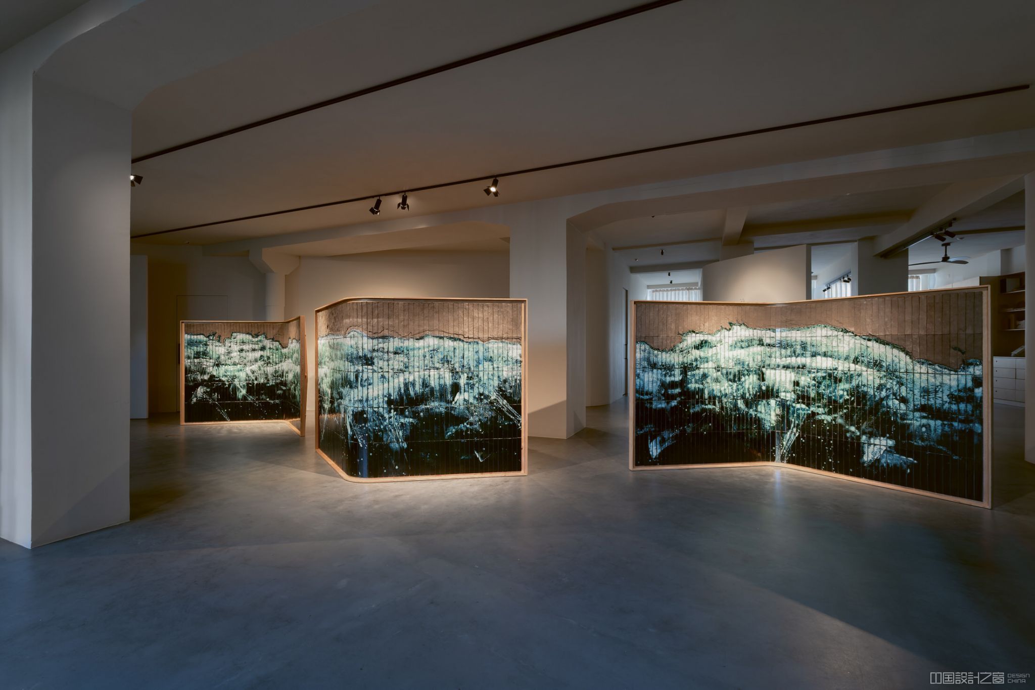 Noe-Duchaufour-Lawrence-Azulejos-Tiled-Screens-Exhibition-Photo-Clement-Chevelt-34