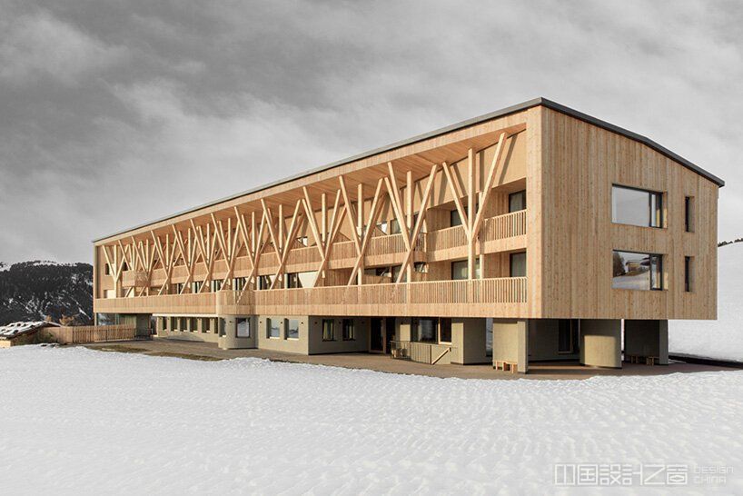 MoDusArchitects unveils its icaro hotel, a forest of timber columns in the dolomites