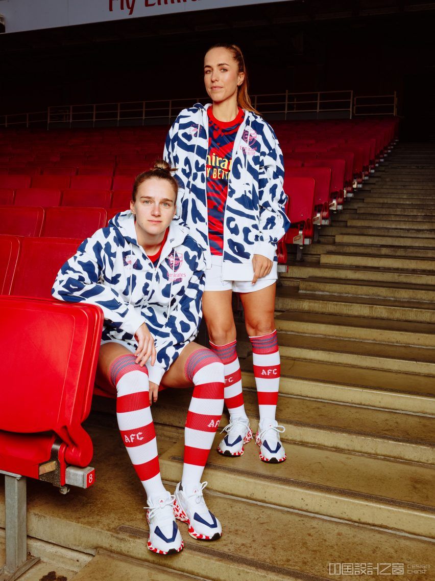 Two professio<em></em>nal Arsenal players wearing white and blue hoodies