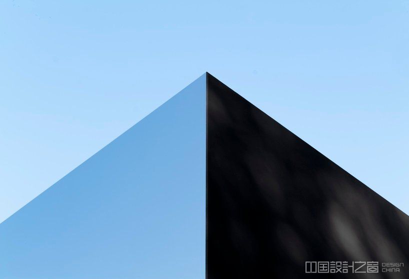 black square is a co<em></em>ntemporary mo<em></em>nument that mirrors the surroundings of malevich park, moscow