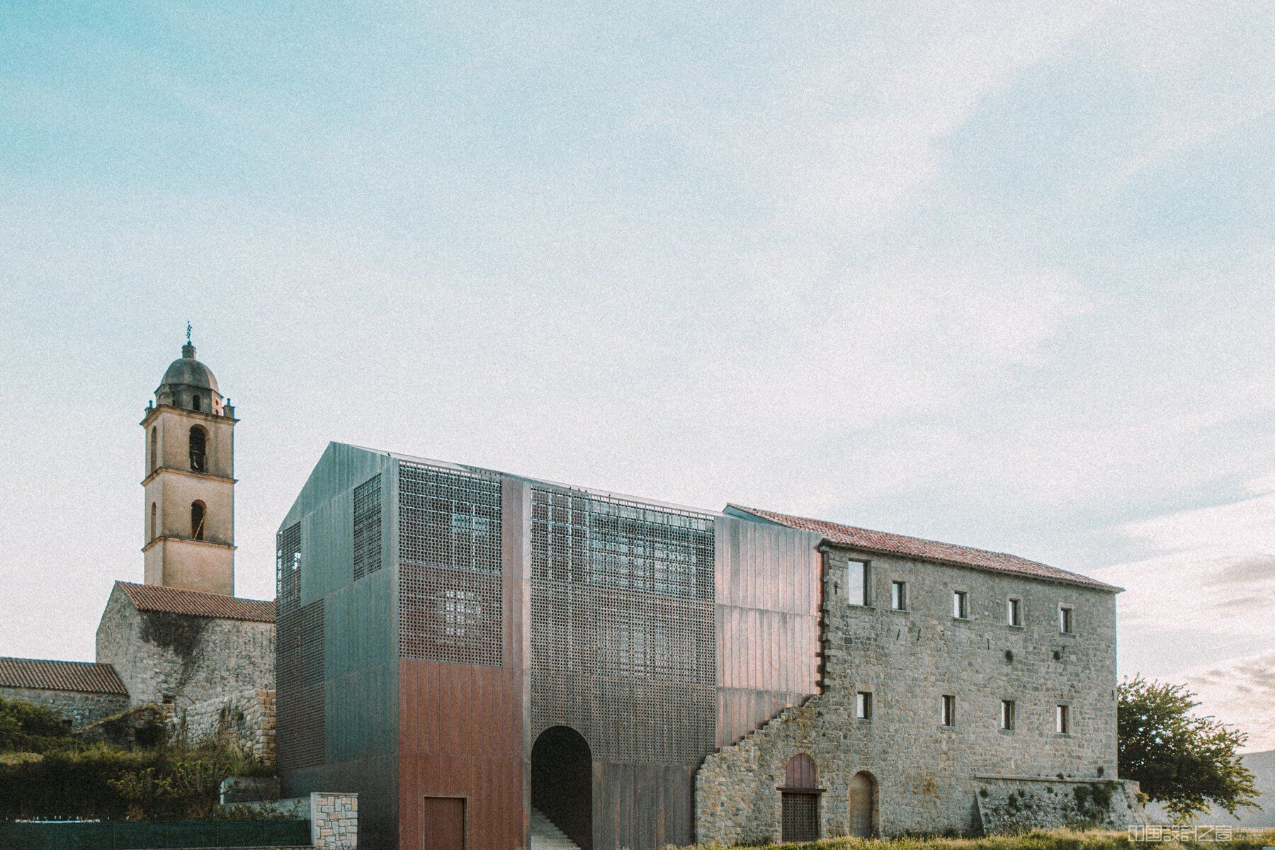 amelia-tavella-copper-clad-extension-convent-corsica-designboom-01X