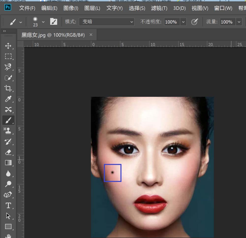 Photoshop2018怎么使用污点修复画笔工具去除人脸上的黑点? 