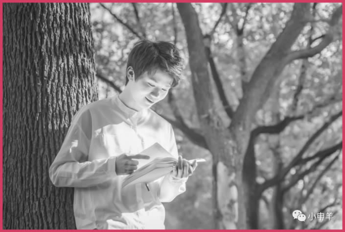 如何用ps抠出在校园树林里看书的男生