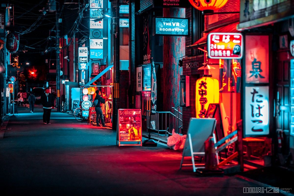 Neon Storefro<em></em>nts in Kyoto