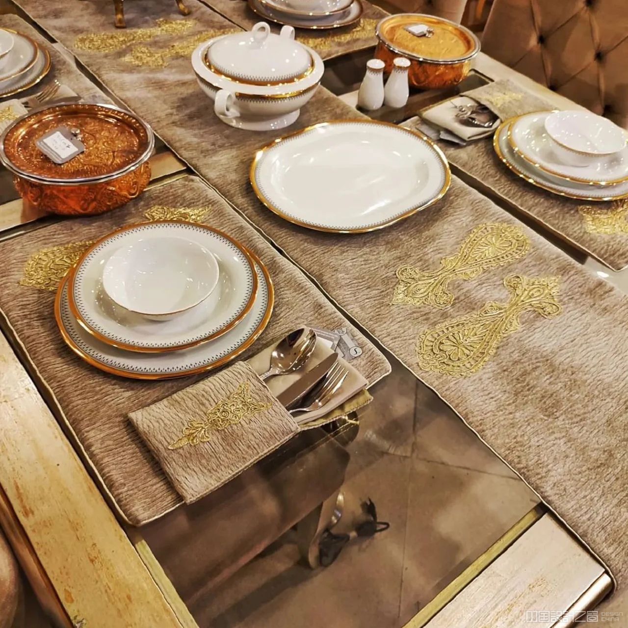 Thanksgiving_Dinner-Table_Gold-Accent12.webp