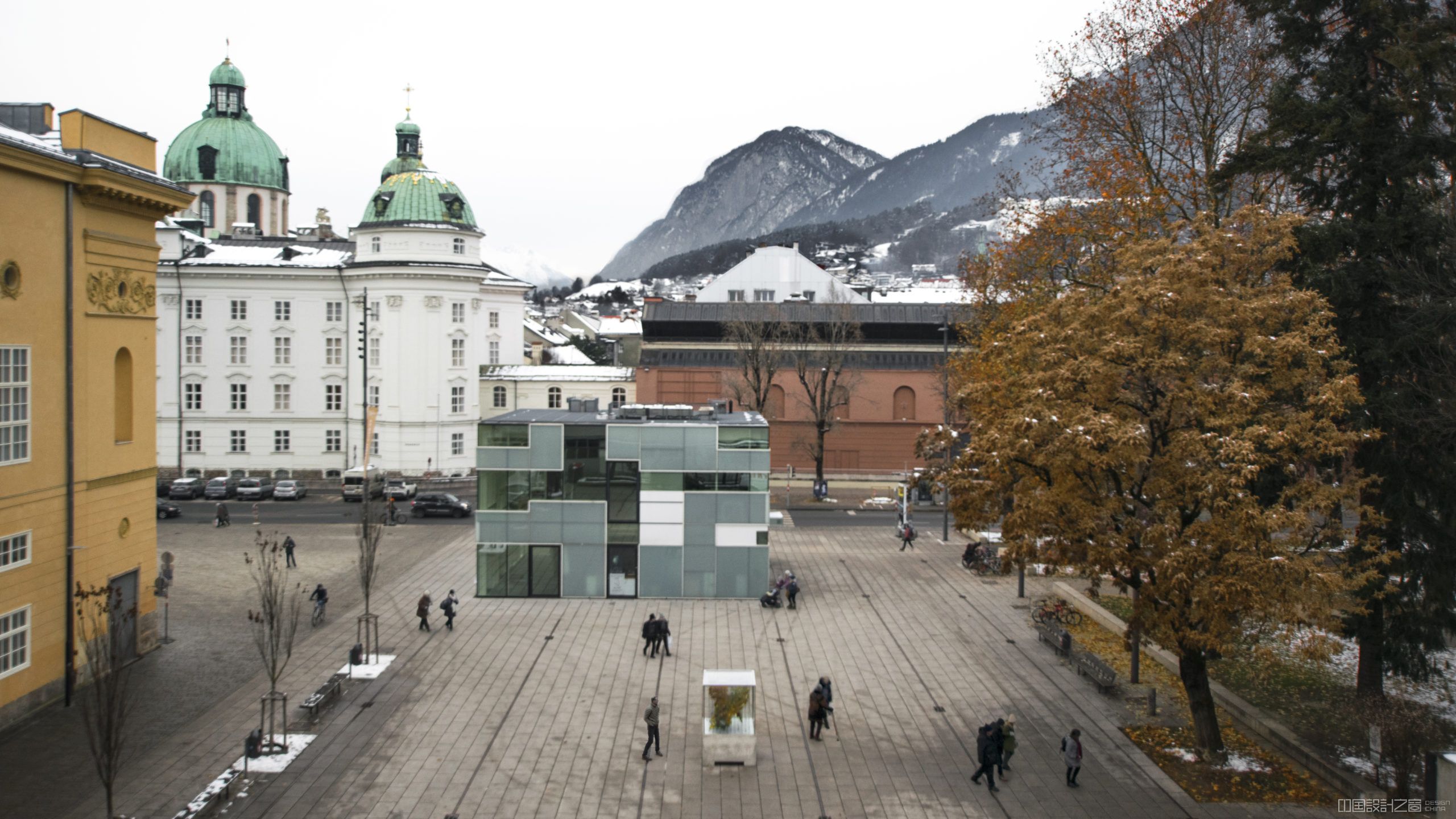 A photograph of an Austrian public square with mountains in the background and a public sculpture by Thomas Medicus in the foreground.