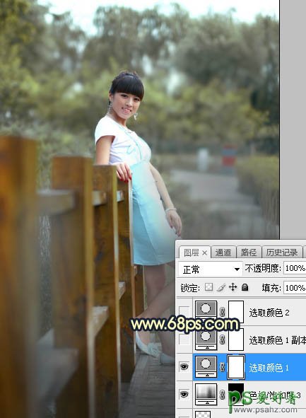 Photoshop给景区木桥上拍摄的中年女人写真图片调出唯美的曦色