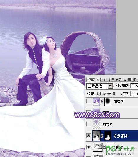 photoshop给水边小船上的情侣婚片调出纯美的蓝紫色