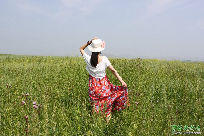 Photoshop给草原上的女生性感图片调出梦幻唯美的淡蓝色效果