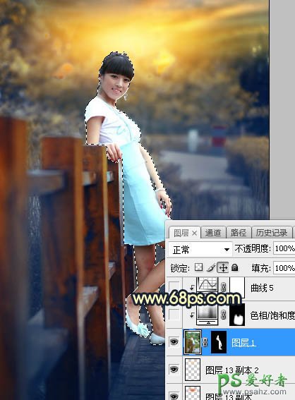 Photoshop给景区木桥上拍摄的中年女人写真图片调出唯美的曦色