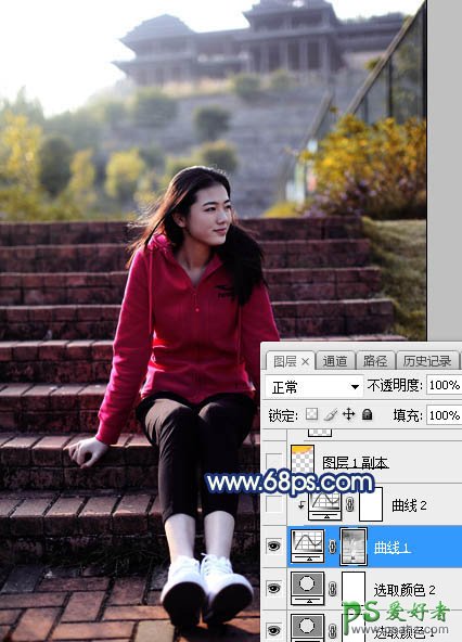 Photoshop给古建筑边自拍的红色运动装青春少女写真图片调出霞光