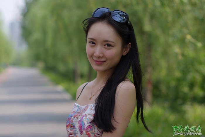 PS美少妇调色：给夏日外景自拍的性感美妇写真照调出唯美的中性色