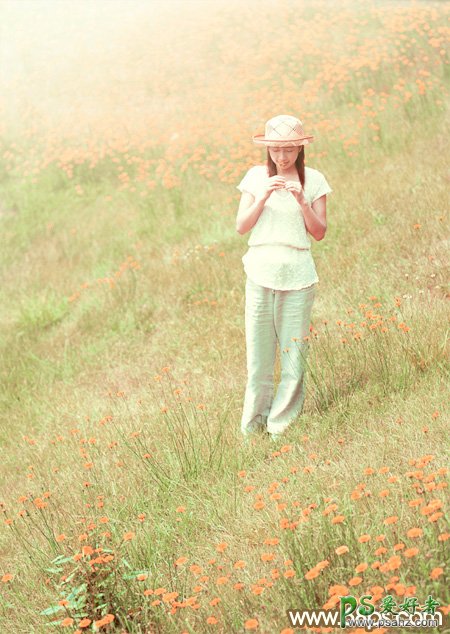 Photoshop给花草甸中的未成年少女写真照调出甜美的韩系粉红色