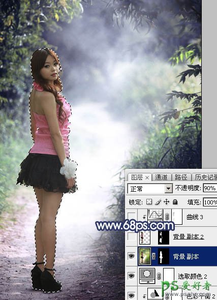 Photoshop绿色树林中自拍的超短裙美腿女孩生活照调出梦幻的冷紫