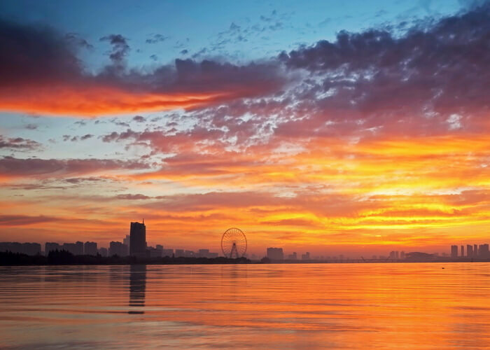 PS婚纱照调色教程：给海边拍摄的情侣婚纱照调出夕阳霞光景色。