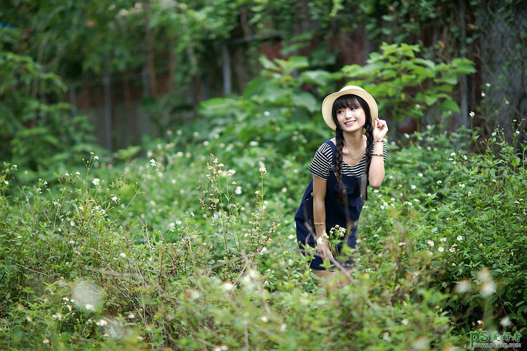 PS美女图片调色：给夏日清晨草丛中自拍的女生写真照调出唯美光晕