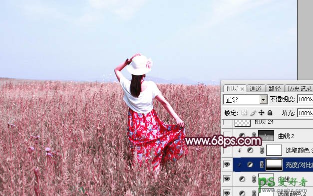 Photoshop给绿色草原上的唯美少女写真图片调出魔幻般意境红绿色