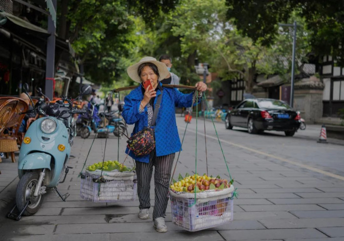 PS后期调色教程：给乡村街景照片调出偏暖黄色复古色彩。