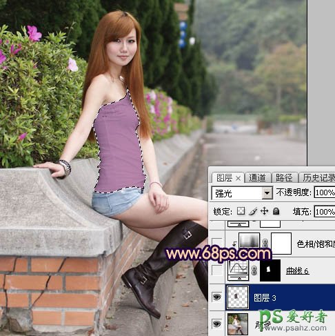 Photoshop给景区里性感的美女照片调出温暖的紫黄色-高对比晨曦色