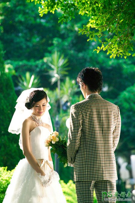 PS调色教程：给树林中的情侣婚片写真调出纯蓝艺术效果