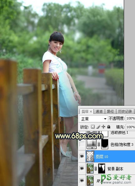 Photoshop给景区木桥上拍摄的中年女人写真图片调出唯美的曦色