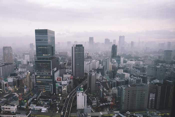 PS人像合成实例：创意合成颓废男子背后的城市场景，复古人像海报