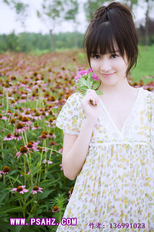 Photoshop给花草地中自拍的梦幻少女摄影照片调出唯美的紫色调