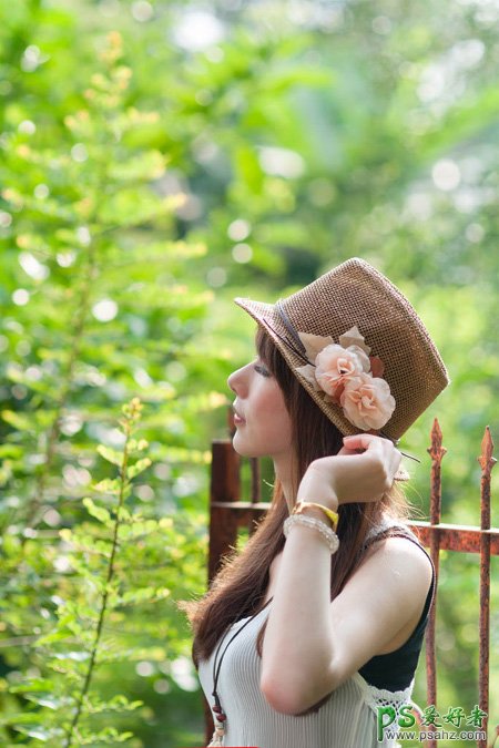 PS调色教程：给夏日外景自拍的beautiful美妞写真照调出唯美的青