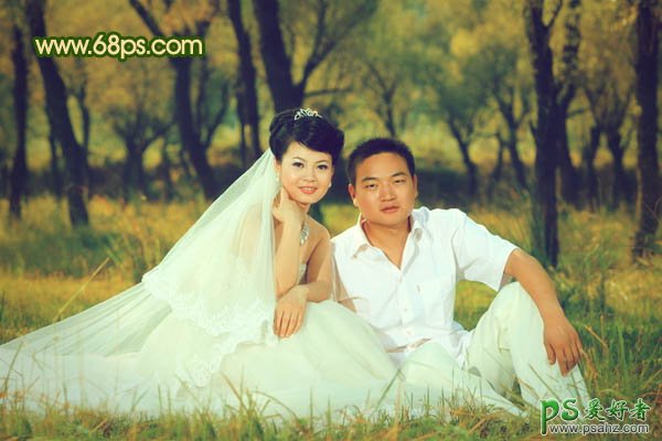 PS调色教程：给森林里的情侣婚片调出温馨的暖色调