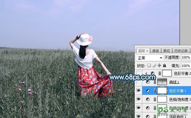 Photoshop给草原上的女生性感图片调出梦幻唯美的淡蓝色效果