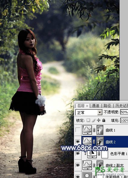 Photoshop绿色树林中自拍的超短裙美腿女孩生活照调出梦幻的冷紫