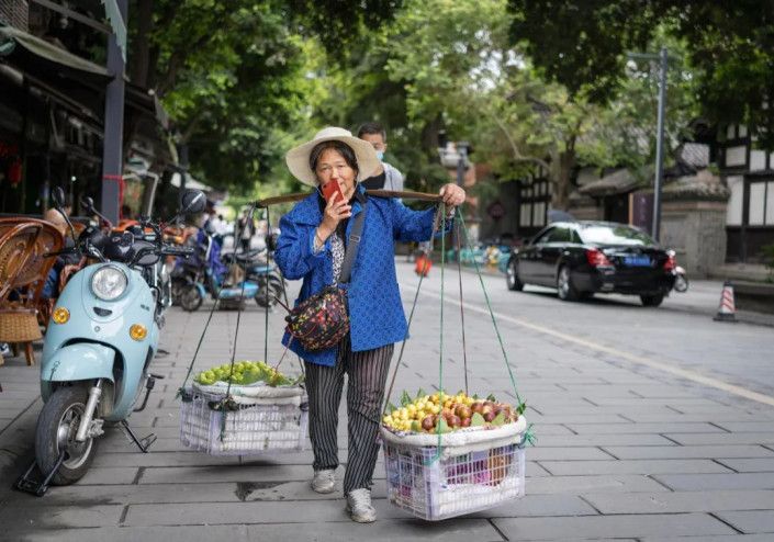 PS后期调色教程：给乡村街景照片调出偏暖黄色复古色彩。