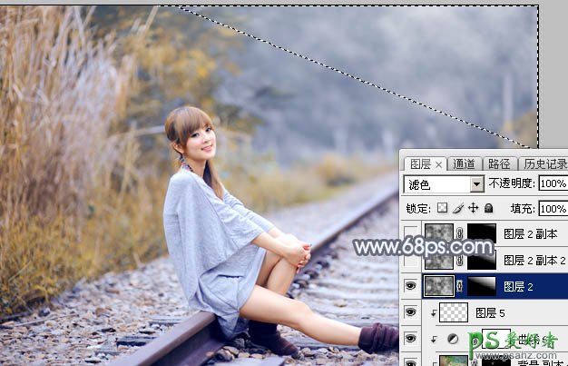 PS调色教程：学习给外景铁路上自拍的美女艺术照调出秋季淡冷色