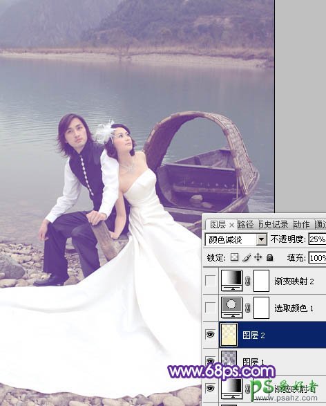 photoshop给水边小船上的情侣婚片调出纯美的蓝紫色