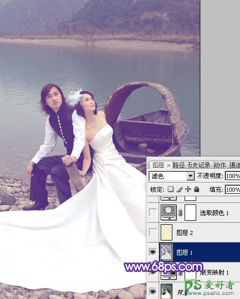 photoshop给水边小船上的情侣婚片调出纯美的蓝紫色