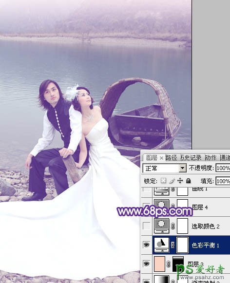 photoshop给水边小船上的情侣婚片调出纯美的蓝紫色