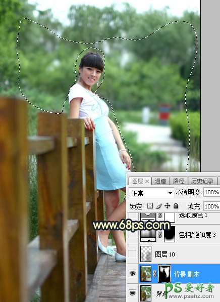 Photoshop给景区木桥上拍摄的中年女人写真图片调出唯美的曦色