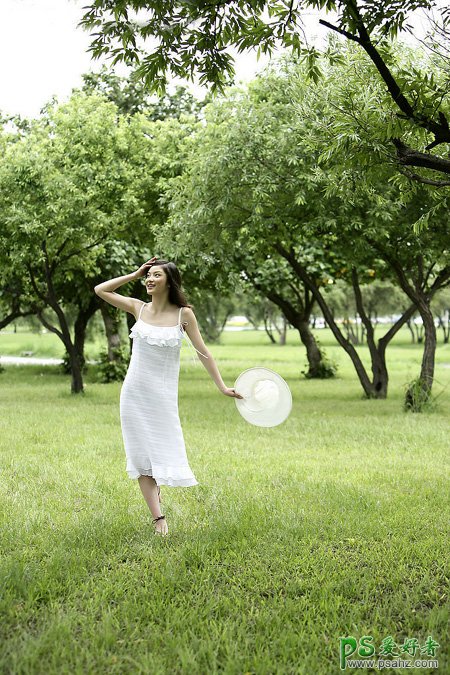 PS美女图片调色教程：给树林中自拍的唯美女生照片调出淡调紫红色