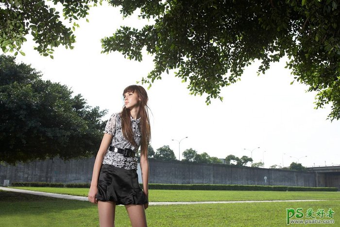 Photoshop给球场草坪中的超短裙女生照片制作出唯美绚丽的霞光色