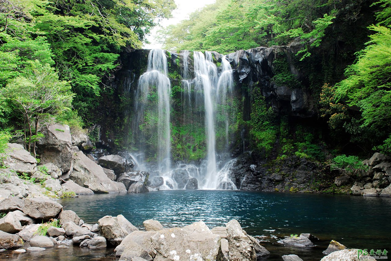 PS合成实例：设计唯美大气风格的补水精华化妆品宣传海报